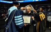 霍华德P. 克恩, president and chief executive officer of Sentara 健康care, receives a Doctor of Humane 信 (honoris causa) degree from Brian O总裁. Hemphill, Ph值.D. 图Chuck Thomas/ODU