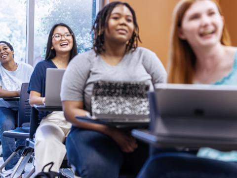 本科 students in a classroom